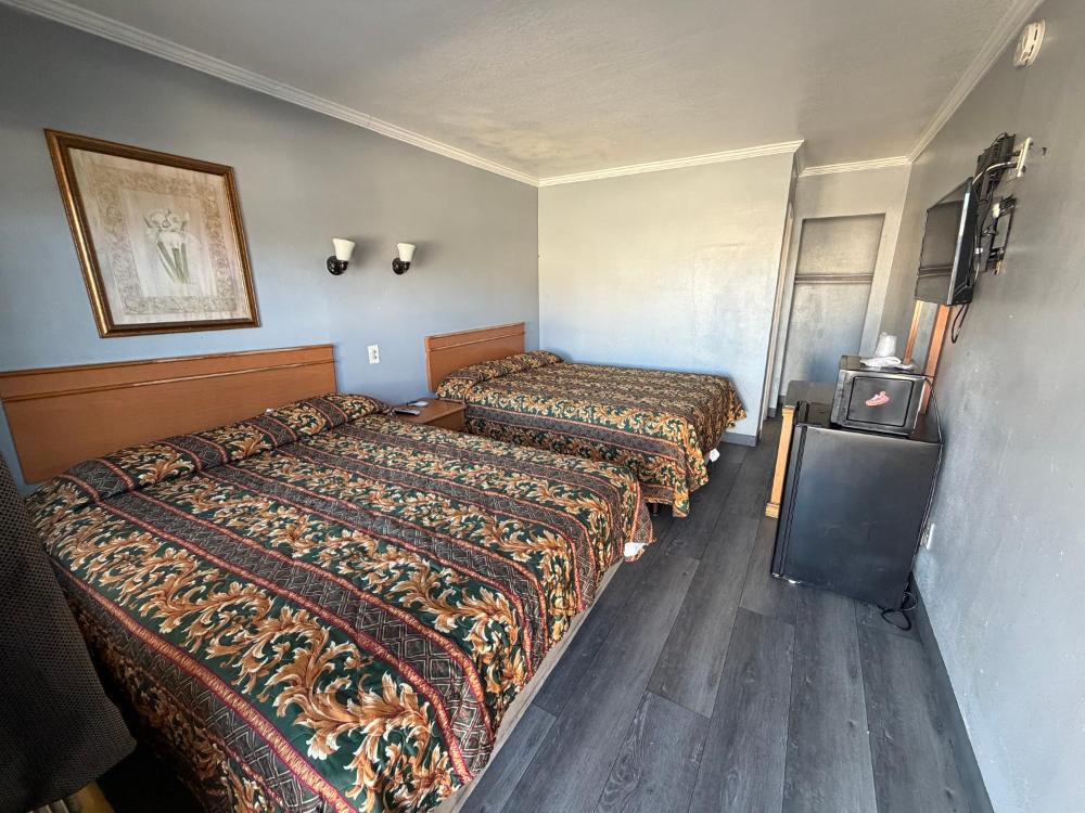 Deluxe Queen Room with Two Queen Beds interior