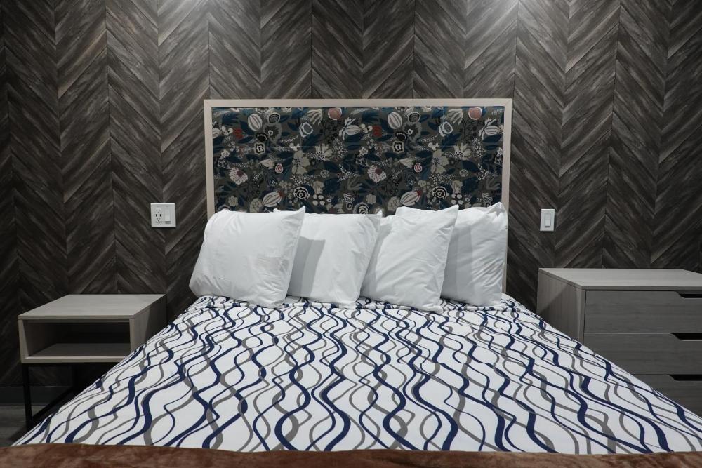 Deluxe Queen Room interior
